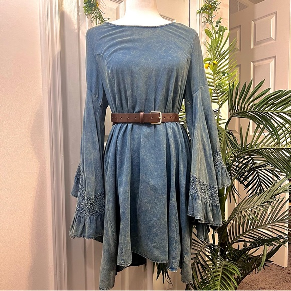 Altar'd State Dresses & Skirts - Altar’d State Bell Sleeve Midi Dress. Belt included!